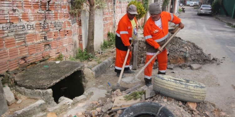 Força-tarefa da Prefeitura de Manaus realiza ações preventivas para evitar alagamentos na zona Leste da capital