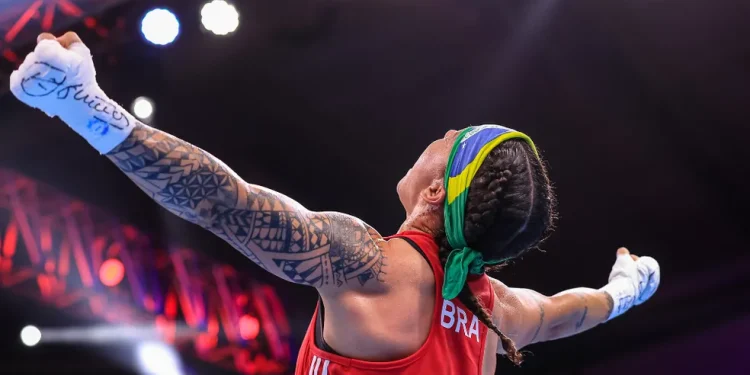 Bicampeã! Bia Ferreira vence colombiana e leva título do Mundial de Boxe