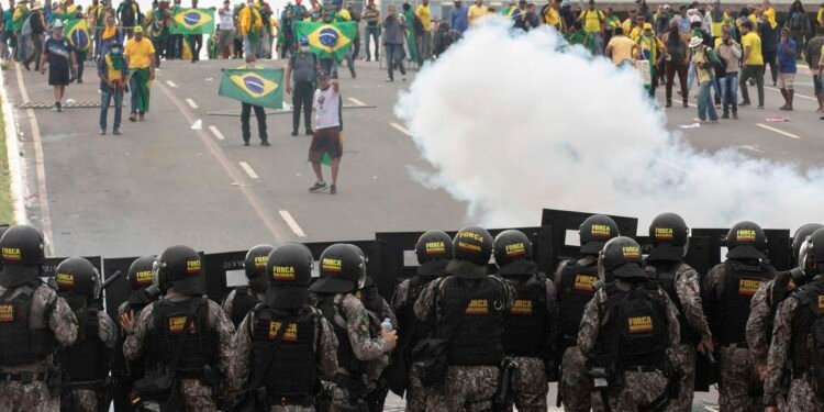 Manifestantes fazem ato contra governo no dia 8 de janeiro 2023