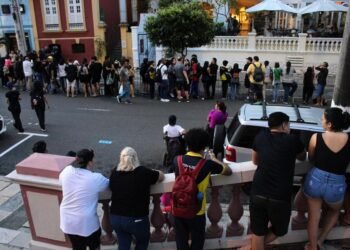 Chegada de Kiss e Scorpions causam aglomeração em frente a hotel