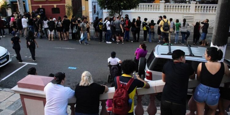 Chegada de Kiss e Scorpions causam aglomeração em frente a hotel