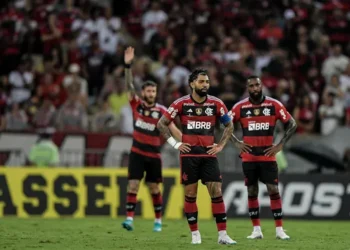 Flamengo toma chocolate em domingo de Páscoa; torcida pede saída de VP