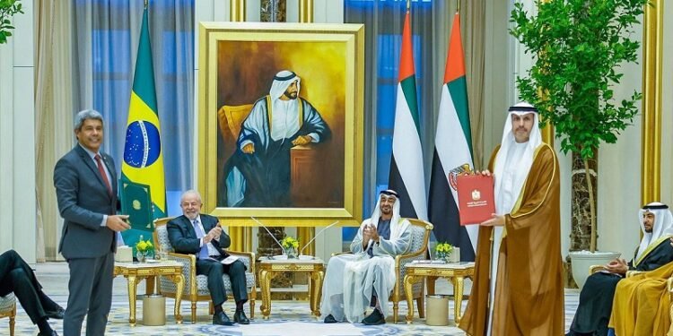 Presidente Luiz Inácio Lula da Silva foi recebido pelo xeique Mohammed bin Zayed al-Nahyan em Abu Dhabi (Ricardo Stuckert/PR)