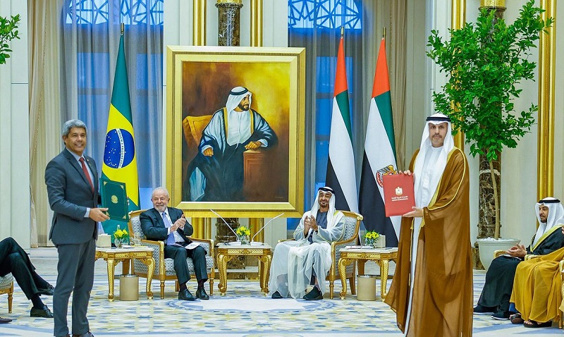 Presidente Luiz Inácio Lula da Silva foi recebido pelo xeique Mohammed bin Zayed al-Nahyan em Abu Dhabi (Ricardo Stuckert/PR)