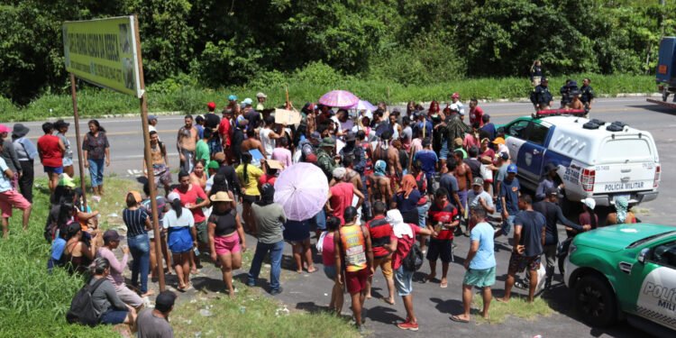 Em manifestação, indígenas pedem direito de propriedade e moradia em Manaus