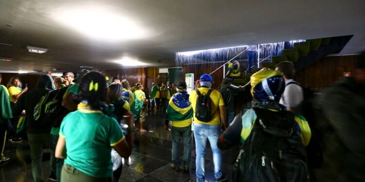 Manifestantes invadem Congresso, STF e Palácio do Planalto.