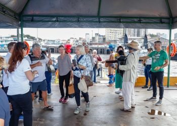 Seabourn Venture com mais de 300 turistas chega a Manaus