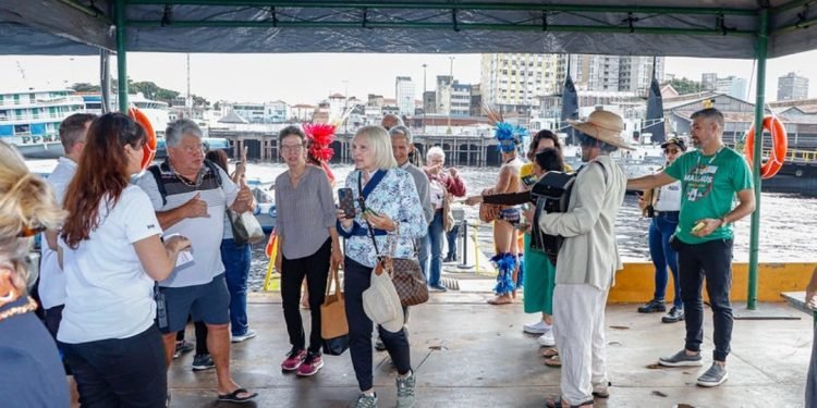 Seabourn Venture com mais de 300 turistas chega a Manaus