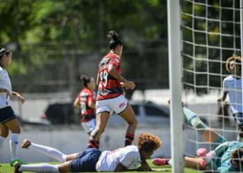 Flamengo vence Bahia e assume liderança do Brasileiro Feminino
