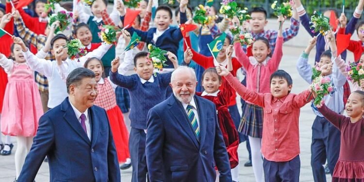 Presidente Lula é recepcionado na China pelo presidente e por crianças, ao som de 'Novo Tempo' (Ricardo Stuckert/PR)