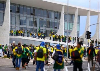 Manifestantes invadem Congresso, STF e Palácio do Planalto.