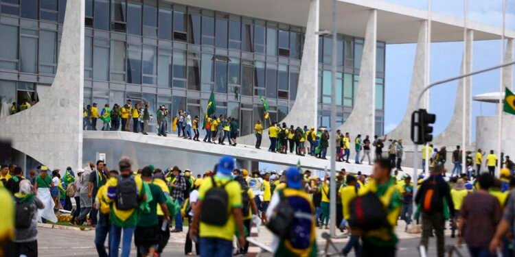Manifestantes invadem Congresso, STF e Palácio do Planalto.