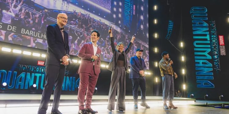 Artistas durante palestra da Disney na CCXP 2022 (Divulgação)