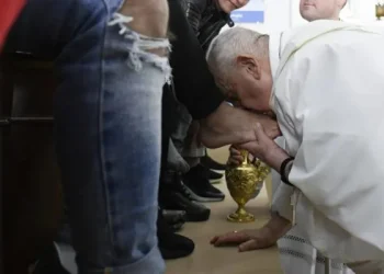 papa lava pés beijo semana santa