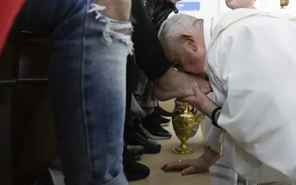 papa lava pés beijo semana santa