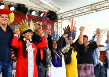 Jovens indígenas resistem a tentativas de apagar a sua cultura