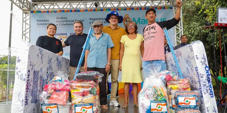 kits de assistência humanitária são entregues para famílias afetadas pela chuva nesta sexta, 12