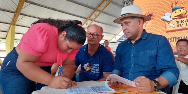 Produtor rural é contemplado com ‘crédito rural’ durante IV Feira do Mel, em Boa Vista do Ramos