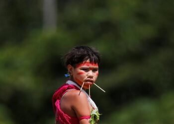 Entrega de cestas básicas aos yanomami