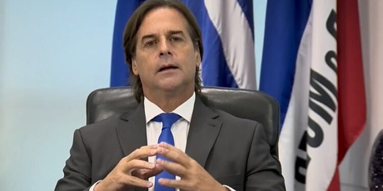Lacalle Pou faz crítica indireta a Lula por chamar problema da Venezuela de narrativa