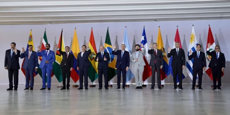 Em Brasília, presidentes criam grupo para definir integração na América do Sul