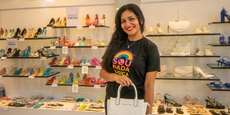 Vendedora-loja-de-sapatos