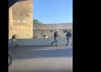 Vídeo de policiais atirando em via pública