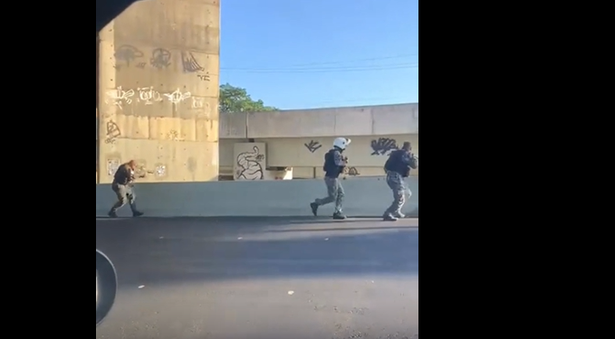 Vídeo de policiais atirando em via pública