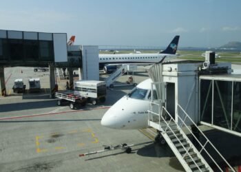 Movimento de aeronaves no Aeroporto Santos Dumont.