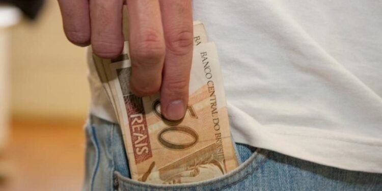 Governador anuncia a antecipação da 1ª parcela do 13° salário aos servidores do AM