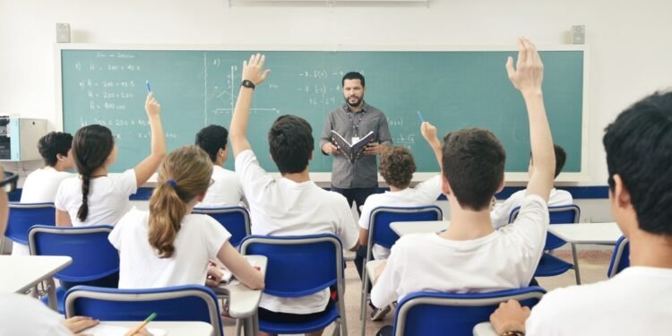 Governo federal vai investir R$ 4 bi para ampliar vagas de tempo integral em escolas