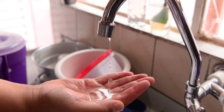 falta-de-agua-torneira-concessionária sugere que a população reserve água para o período (1)