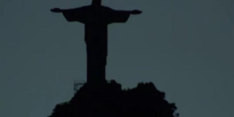 Após novo episódio de racismo contra o jogador brasileiro Vini Jr., Cristo Redentor apaga as luzes