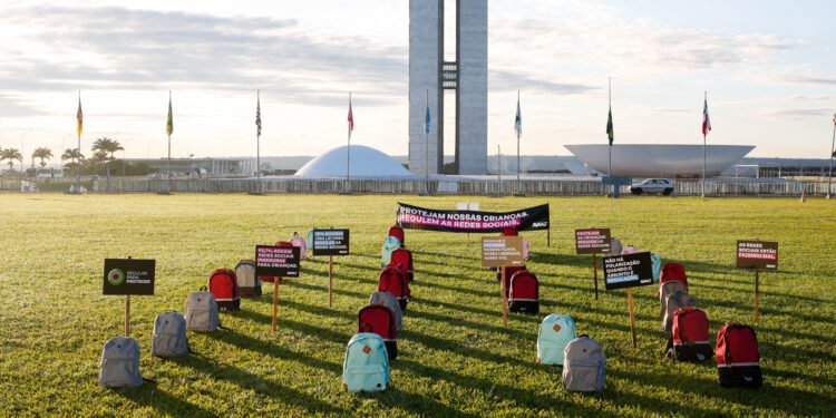 Vítimas de ataques em escolas são lembradas em ato no Congresso Nacional