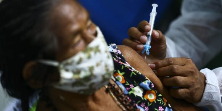 Na 2ª fase da Operação Gota, 6 mil indígenas devem ser imunizados no AM