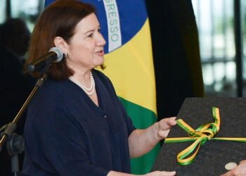 primeira mulher -embaixada do Brasil