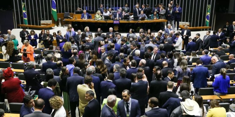 Sem consenso, votação do PL das Fake News é adiada