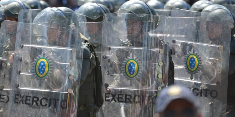 Para especialistas, Forças Armadas mais parecem um Poder de Estado