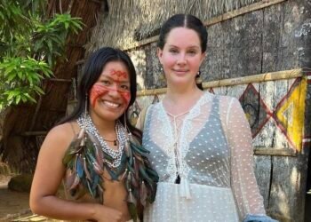 Lana Del Rey visita aldeia indígena