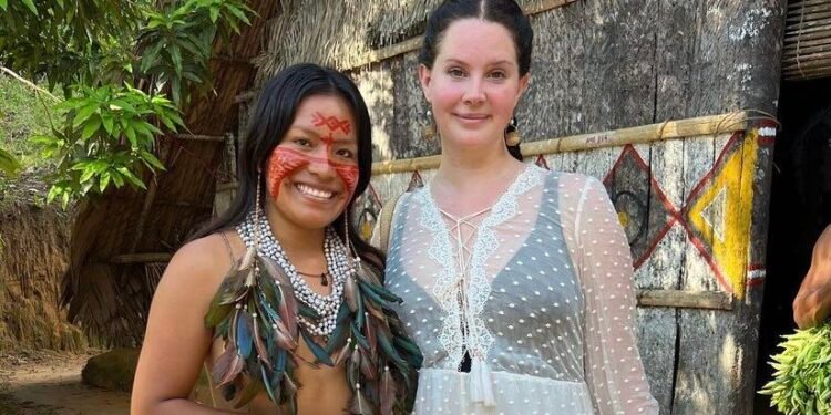 Lana Del Rey visita aldeia indígena