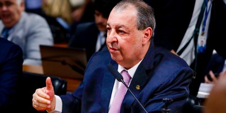 Omar apresenta relatório do Arcabouço Fiscal