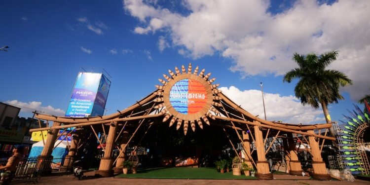 Visitantes podem contar com turistódromo em Festival de Parintins (5)