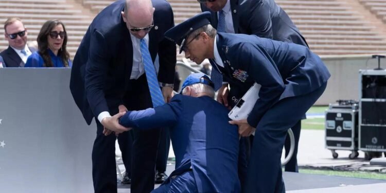 biden-tropeca-e-cai-
