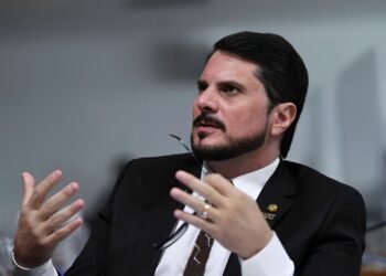 Vai ter festa: Marcos do Val mantém comemoração após ser alvo de operação da PF