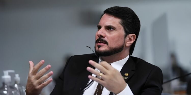 Vai ter festa: Marcos do Val mantém comemoração após ser alvo de operação da PF