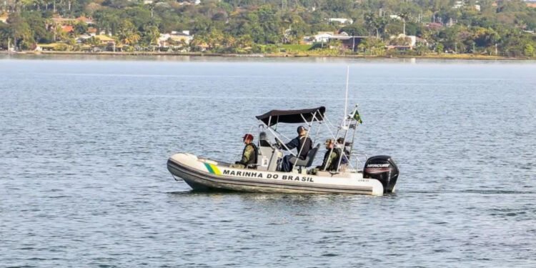 Barco com oito pessoas naufraga em Santa Catarina