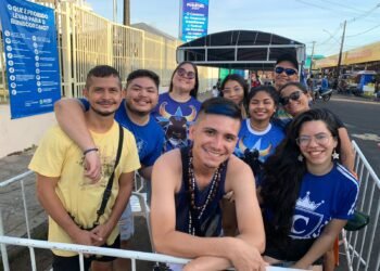 torcedores so Caprichoso esperam ansiosos em fila