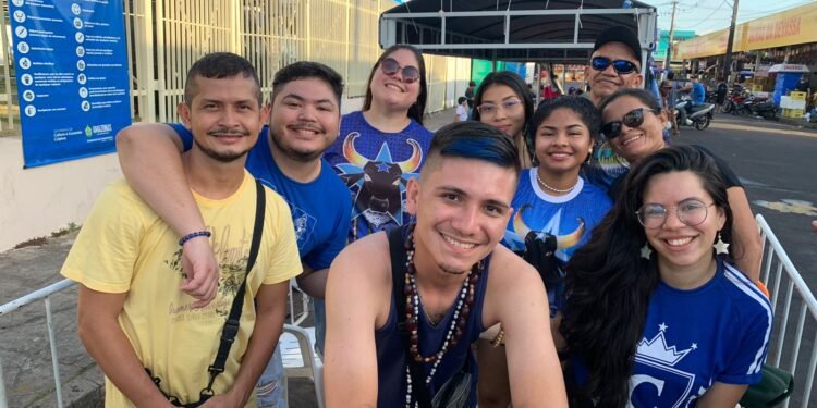 torcedores so Caprichoso esperam ansiosos em fila