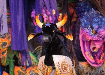 Bumbá celebrou a ancestralidade com grandes alegorias e coreografias que empolgaram a galera