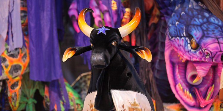 Bumbá celebrou a ancestralidade com grandes alegorias e coreografias que empolgaram a galera